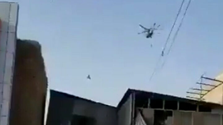 В сети появилось видео вертолета талибов* с подвешенным человеком