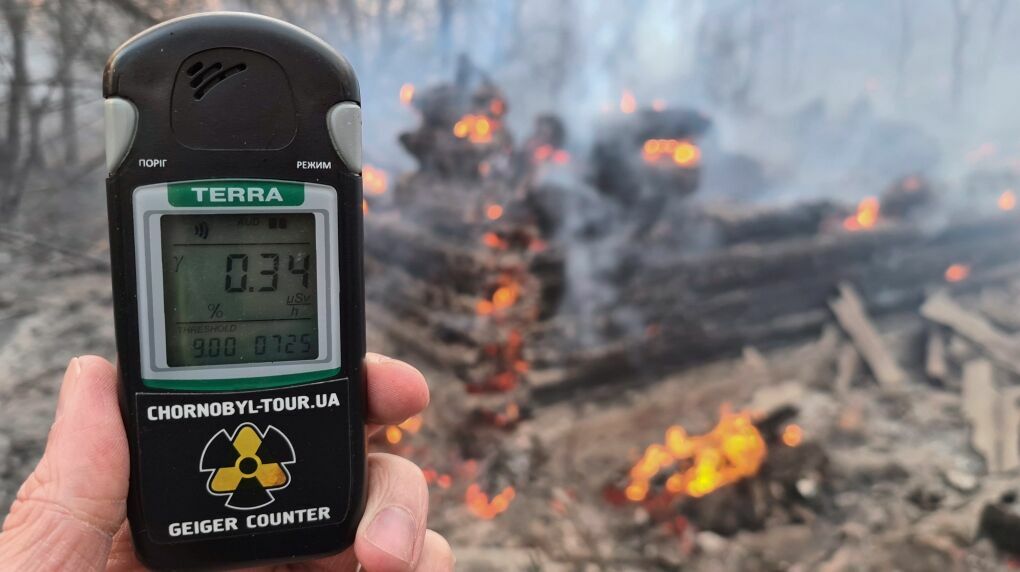 К вирусу в нагрузку: из-за пожаров в Чернобыле  в 20 раз увеличился радиационный фон