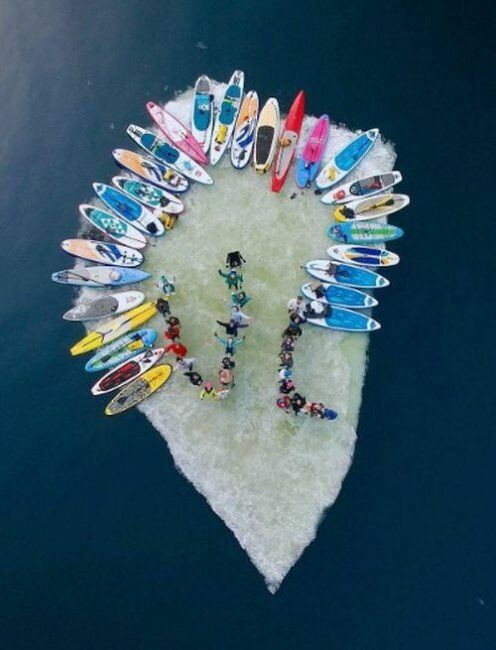 Во Владивостоке серферы угнали льдину и устроили на ней пикник