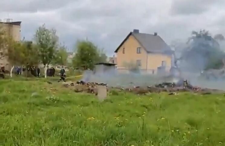 Белорусский военный самолет врезался в жилой дом, пилоты погибли