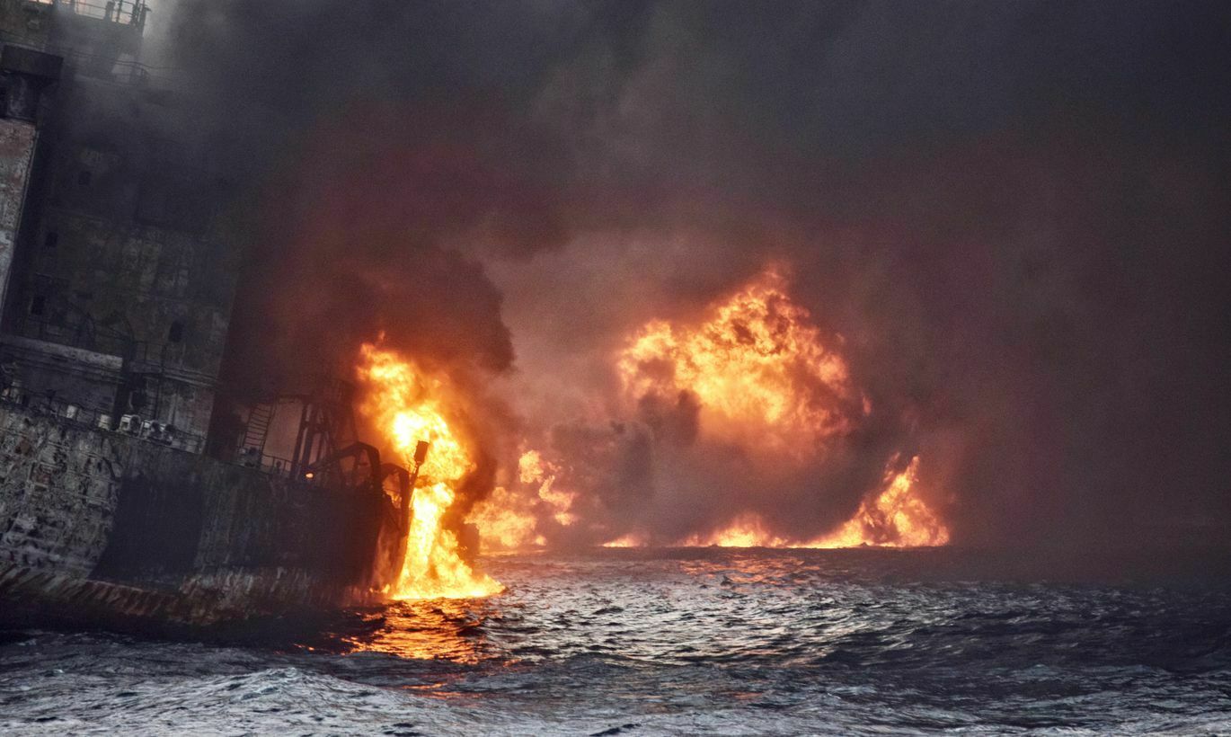 В Эмиратах взорвались и горят от 7 до 10 нефтяных танкеров