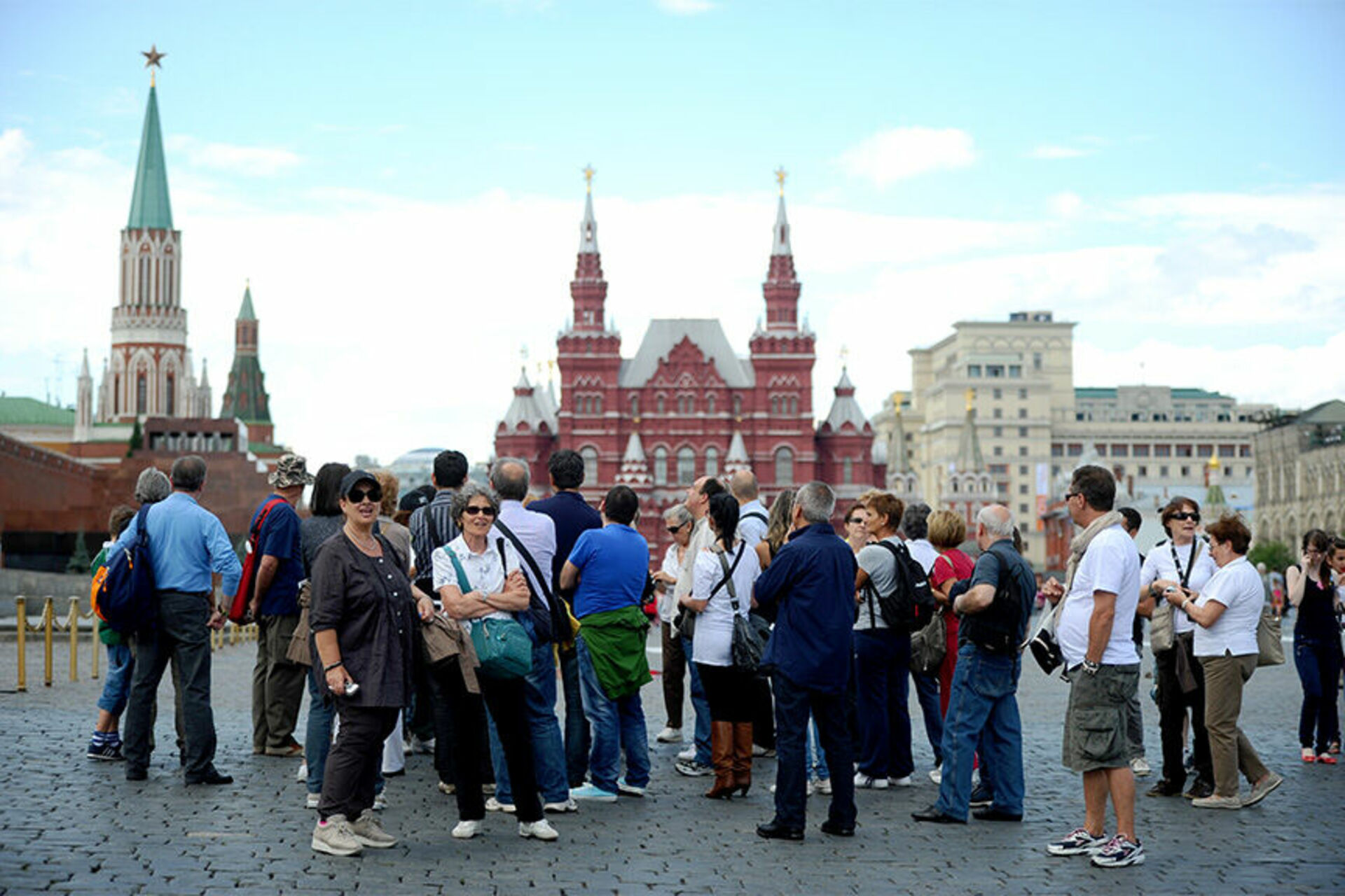 Посещаете эту страну первый. Туристы на красной площади. Красная площадь экскурсия. Туризм красная площадь. Туристы в городе.