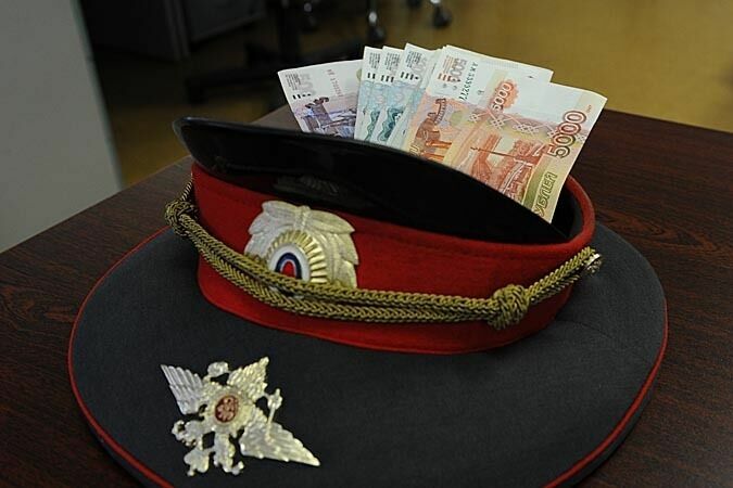 Подозревают в 7 случая мошенничества сотрудницу Ростовского ГИБДД