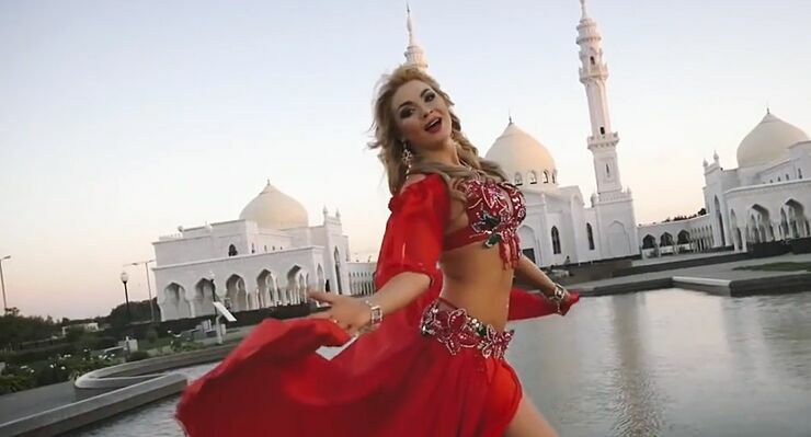 Заммуфтия Татарстана не оценил «голый женский торс» в клипе певицы Резеды
