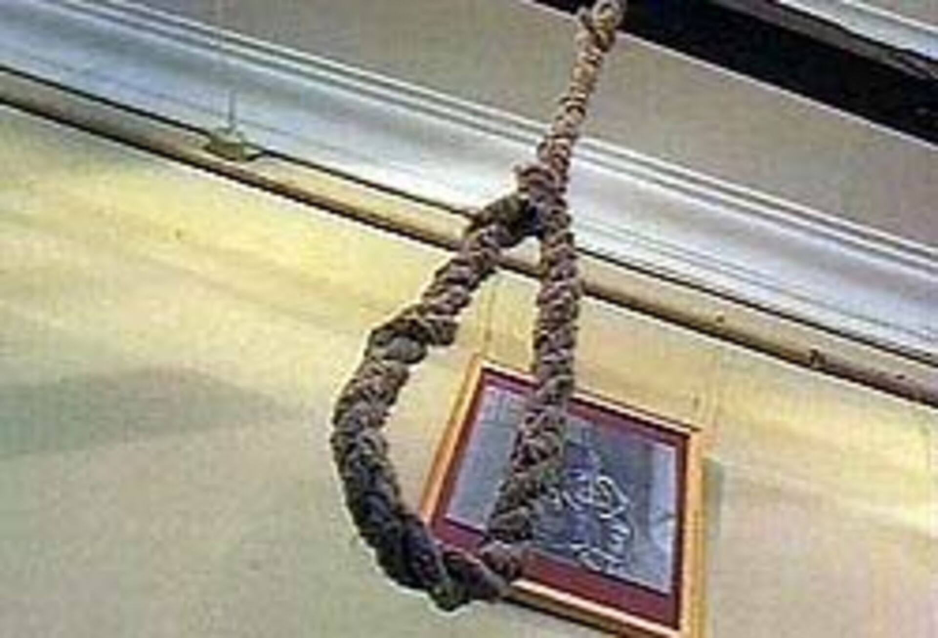 Фото вешается. Верёвка для повешения. Верёвка в доме повешенного. Веревка в квартире.
