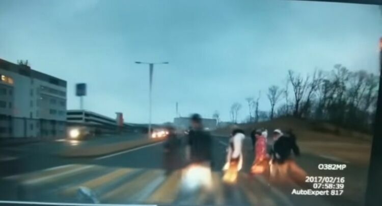 Во Владивостоке автоледи сбила группу пешеходов (видео)