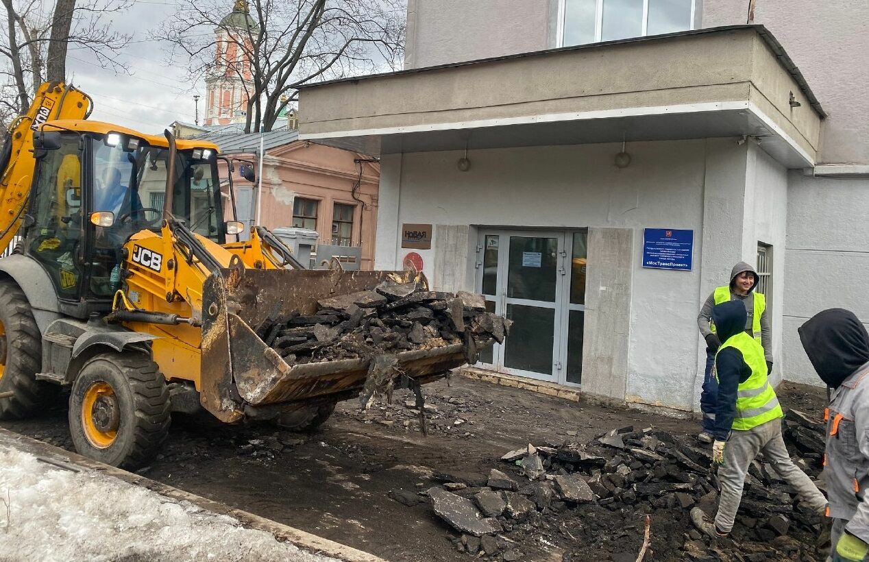 После химической атаки на "Новую газету" перед зданием редакции сняли асфальт