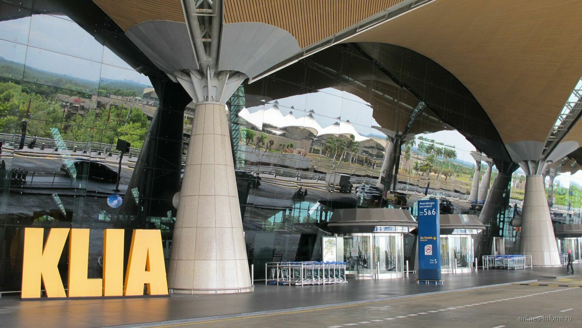 Аэропорт куала лумпур вылет. Малайзия аэропорт Куала-Лумпур. Аэропорт в Куала Лумпуре. Аэропорт Куала Лумпур терминал 1. Аэропорт Куала Лумпур 2022.
