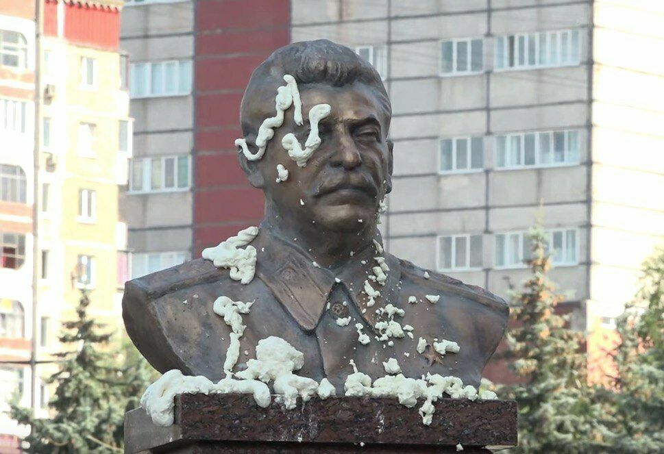 В Липецке повредили бюст Сталина перед офисом КПРФ