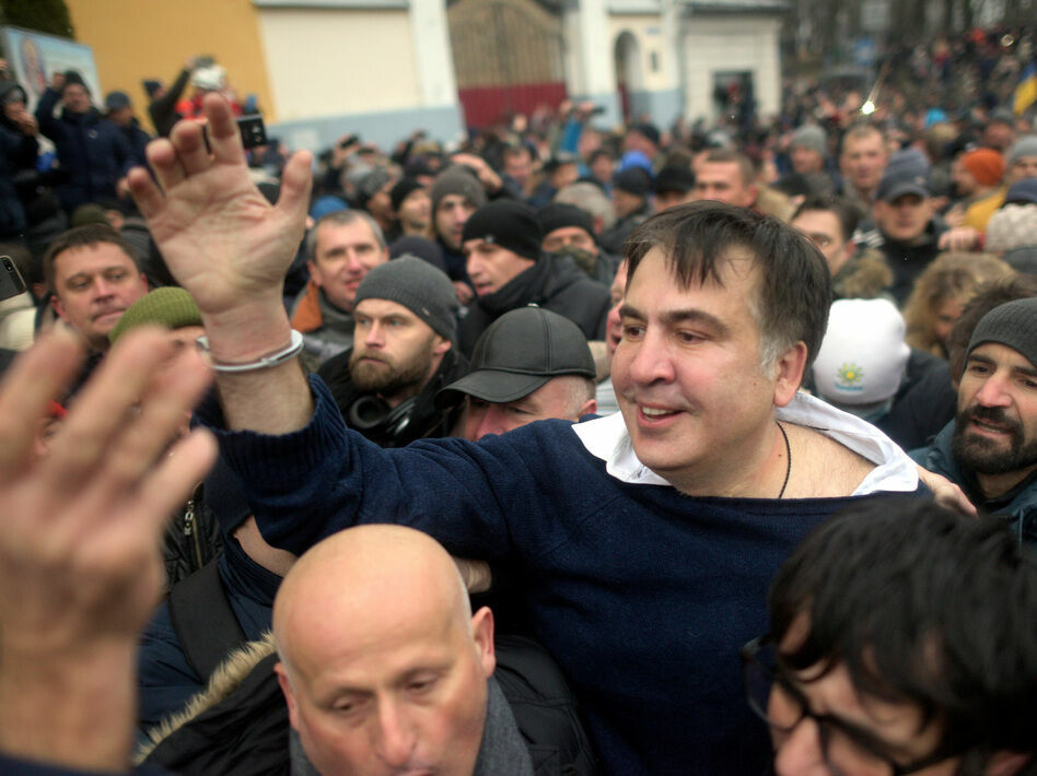У стен ИВС в Киеве, куда доставлен задержанный Михаил Саакашвили