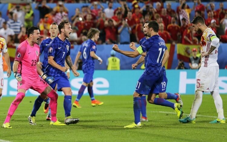 Хорватия сенсационно обыграла Испанию, а Турция ворвалась в плей-офф