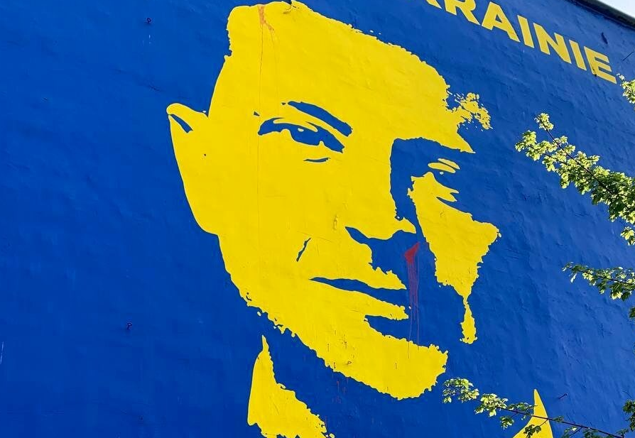 В Польше облили краской граффити с изображением Владимира Зеленского
