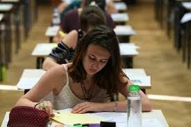 "Дискриминация" на марше: в Оксфорде студенткам дали лишних 15 минут для сдачи экзаменов