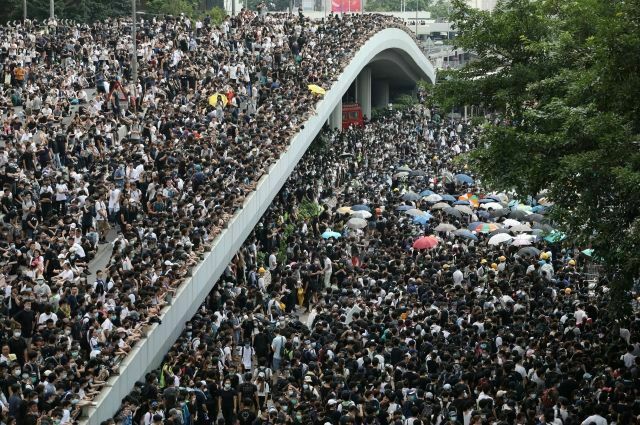 Парламент Гонконга перенес рассмотрение поправок после рекордных протестов