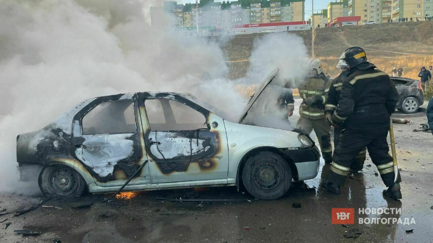 Во дворе многоэтажки в Волгограде сгорели четыре авто, погиб трехлетний ребенок