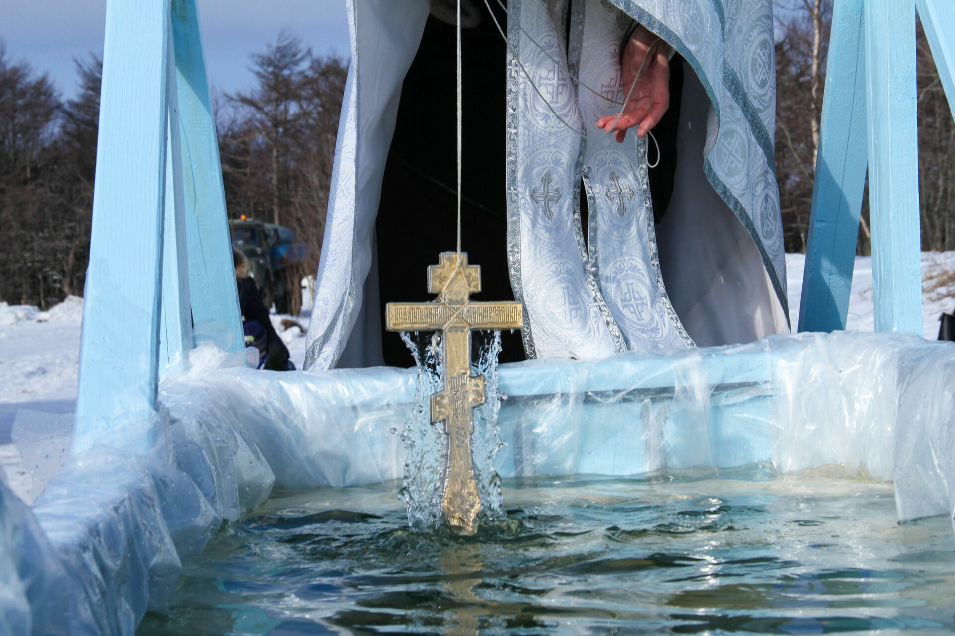 Священник: прыжки в прорубь и селфи на Крещение не очищают от грехов