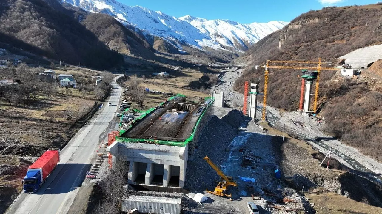И никаких пробок: самый длинный туннель к границе Грузии с Россией почти достроен