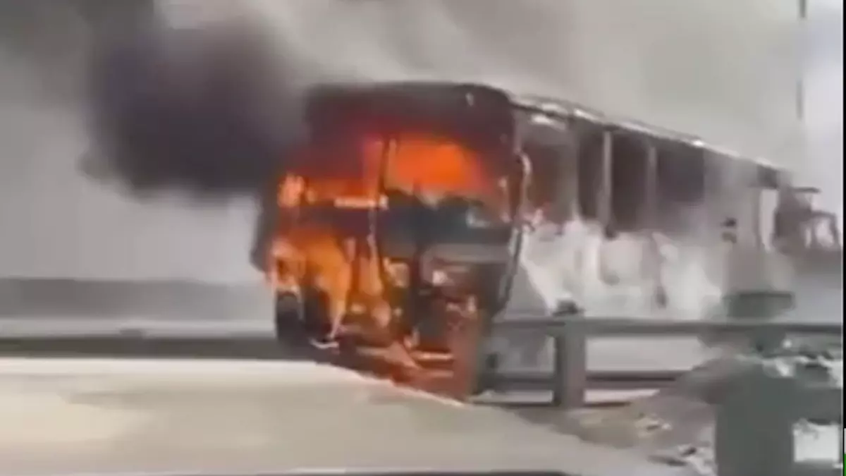 На МКАД парализовано движение: после ДТП горят автобус и фура