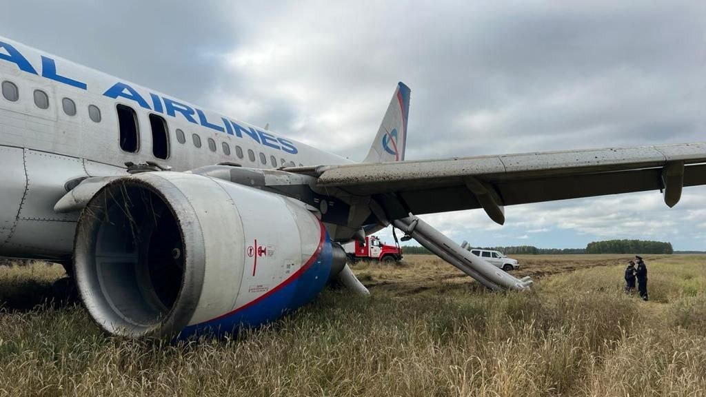 Самолет с отказавшей гидравликой в поле под Новосибирском.
