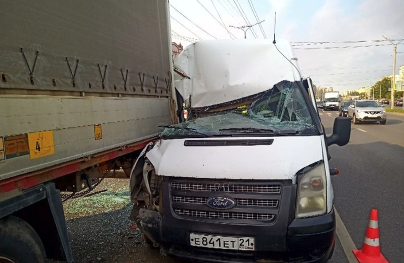 В Чебоксарах при аварии с маршруткой пострадали 11 человек
