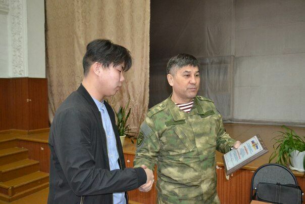 В Улан-Удэ наградили подростка, спасшего детей при нападении на школу