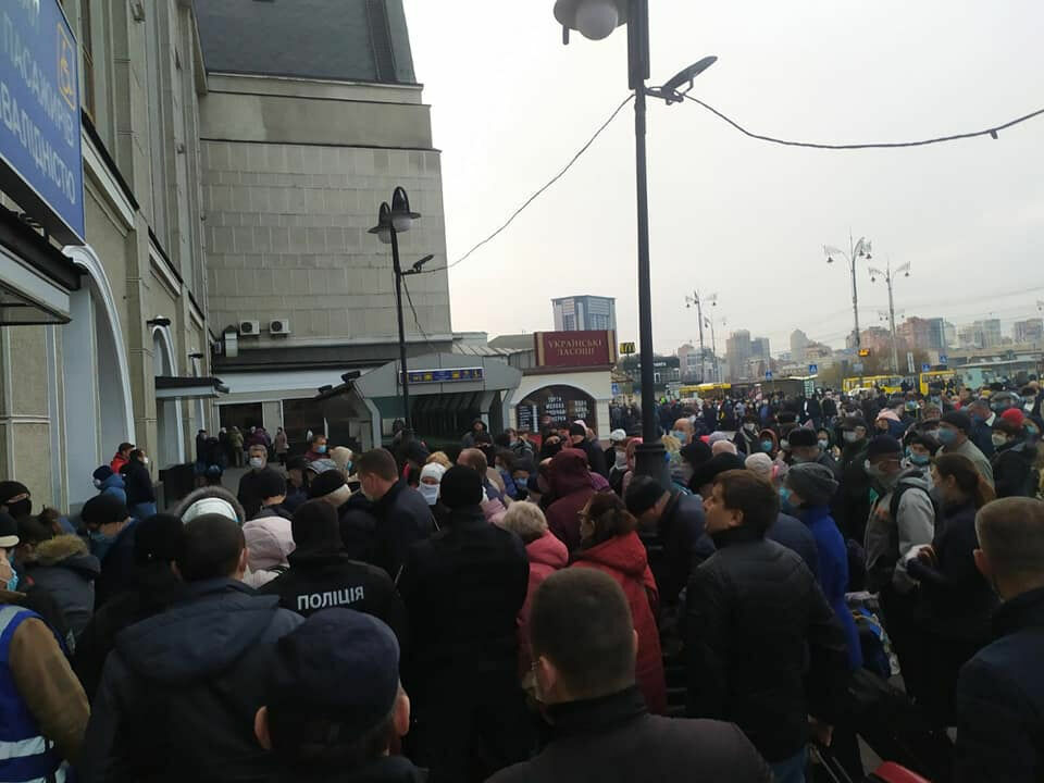 Из Киева эвакуировали 700 россиян, на вокзале выстроилась километровая очередь