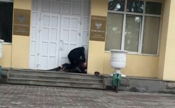 На крыльце прокуратуры Пятигорска полицейский избил пенсионера