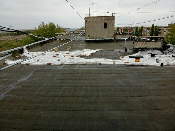 В Саратове протекающую крышу жилого дома "починили" расстеленным целлофаном