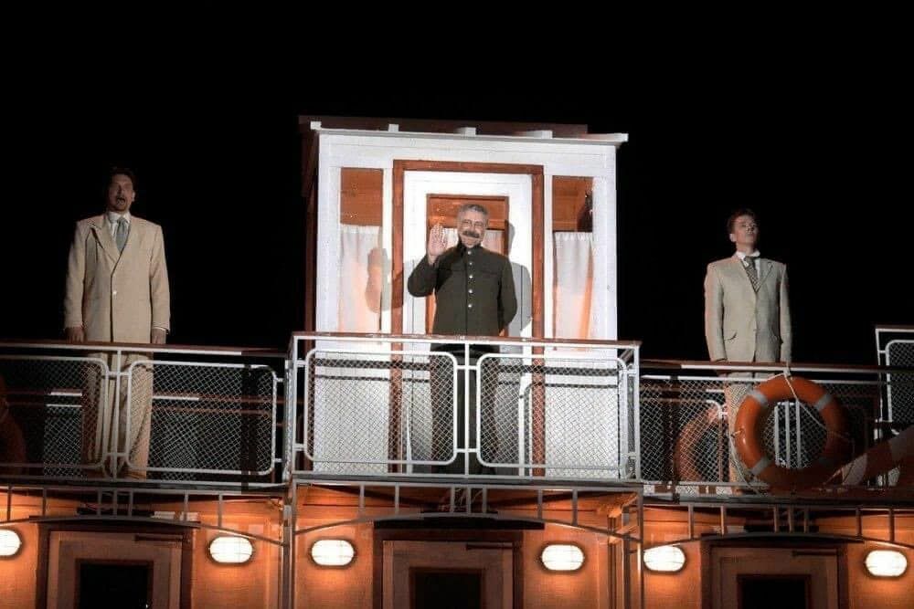 ФотКа дня: в спектакле «12 стульев» калужского театра возник новый персонаж – Сталин