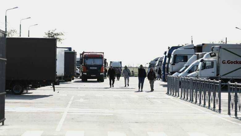 Свыше 300 грузовиков стоят в очереди на Керченскую переправу, закрытую из-за непогоды