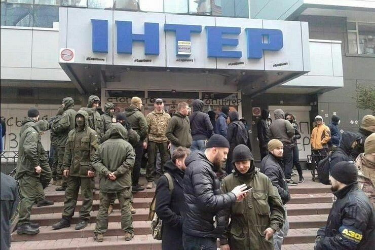 В Киеве митингующие продолжают блокировать здание телеканала «Интер»