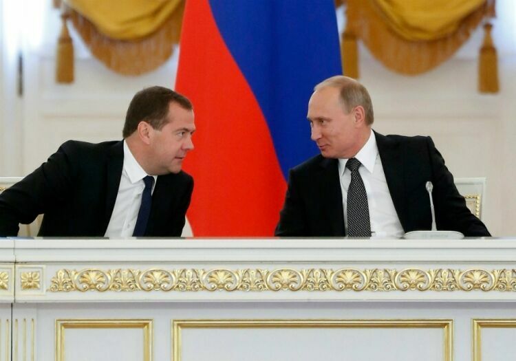 Доходы чиновников администрации президента в десятки раз превышают доходы Путина и Медведева