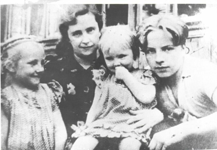 Жена Ольга Чкалова с детьми Игорем, Лерой и Ольгой