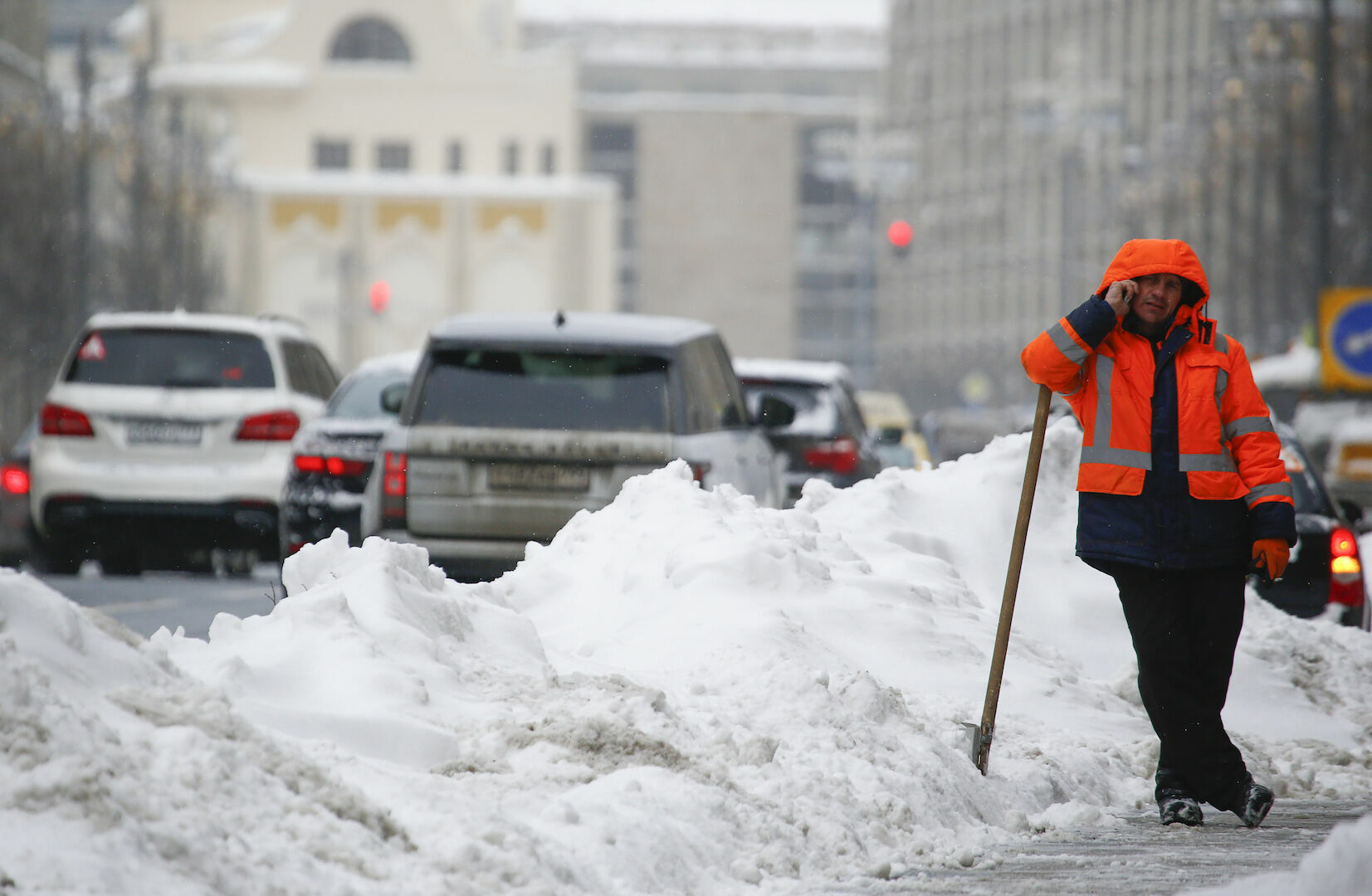 Недовольные ночной уборкой снега москвичи закидали коммунальщиков яйцами