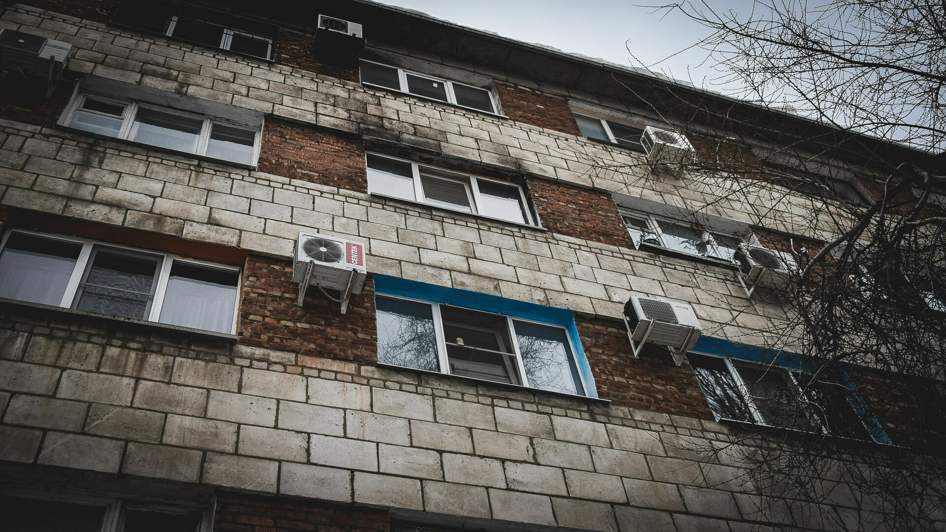 Житель Екатеринбурга выпал из окна 8-го этажа и ушел в шоковом состоянии