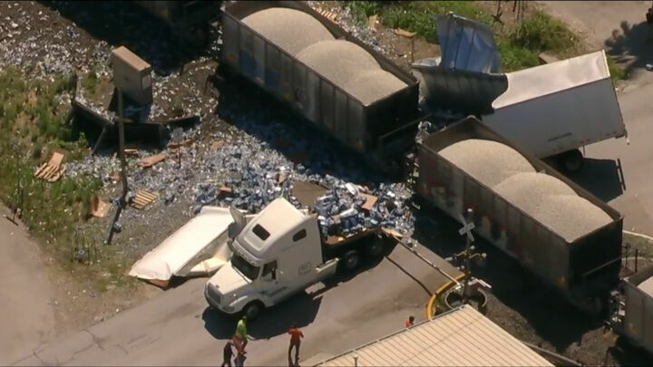 Поезд в Техасе разрубил застрявший на путях грузовик пополам