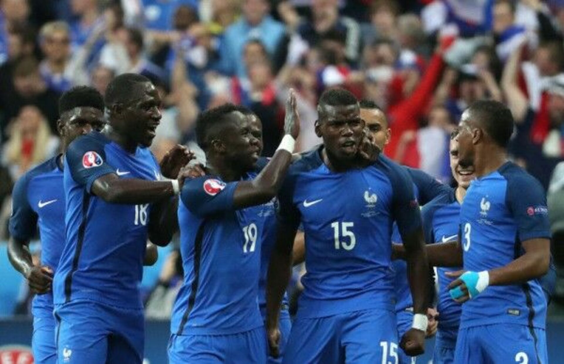 Fr ends. Футбольная сборная Франции. Сборная Франции по футболу черные. Сборная Франции по футболу одни черные. Сборная Франции по футболу одни негры.