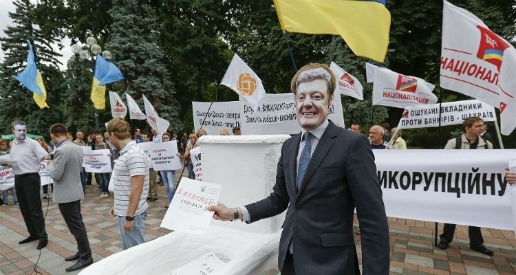 Митингующие в Киеве пытались прорваться к зданию администрации президента