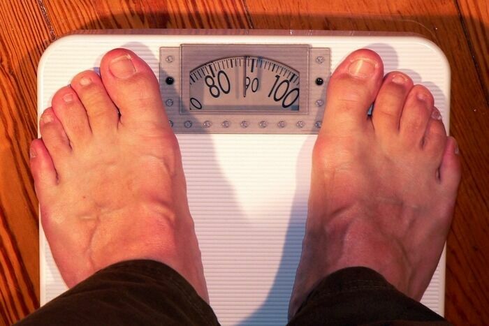 Ученые выяснили связь между деньгами и весом человека