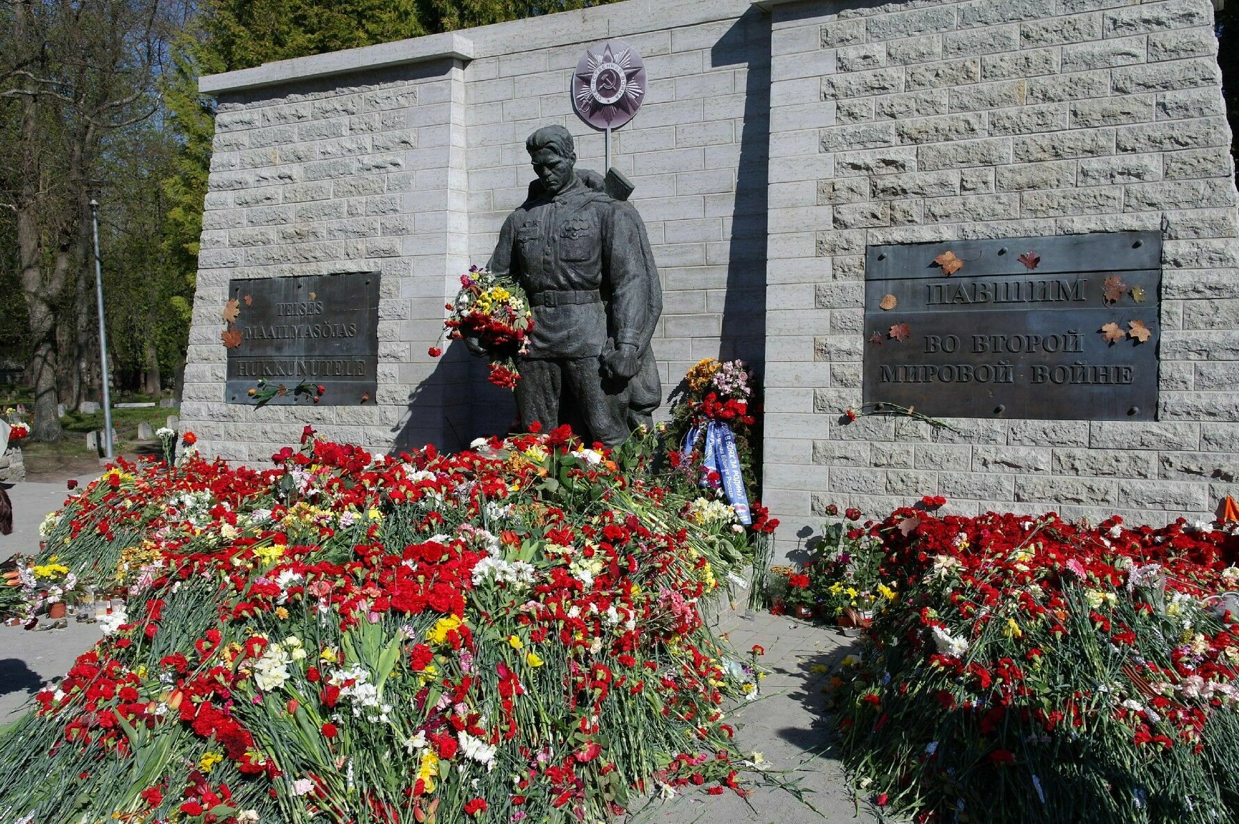 Власти Таллина выступили против сноса советских памятников
