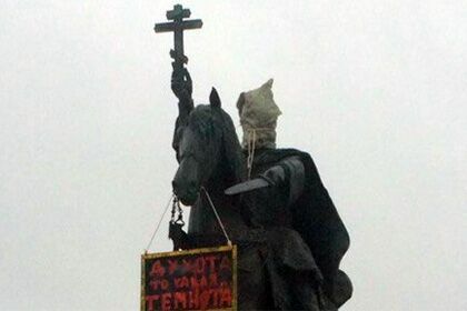 Полиция оштрафовала «вандала», надевшего мешок на памятник Грозному