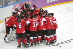Канадские хоккеисты стали олимпийскими чемпионами, выиграв у шведов
