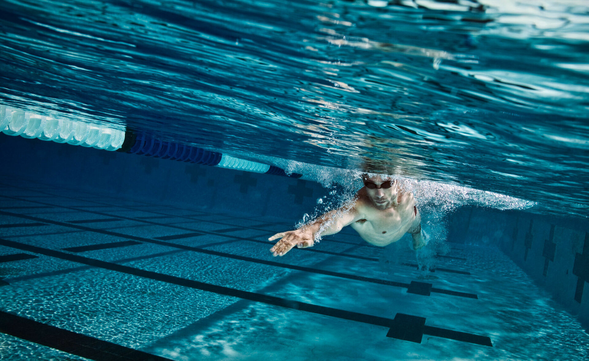 Видео воды в бассейне. Плавание в бассейне. Спортивный бассейн под водой. Человек под водой в бассейне. Люди в бассейне.