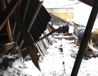 Крыши двух домов в Новокузнецке обрушились под давлением снега