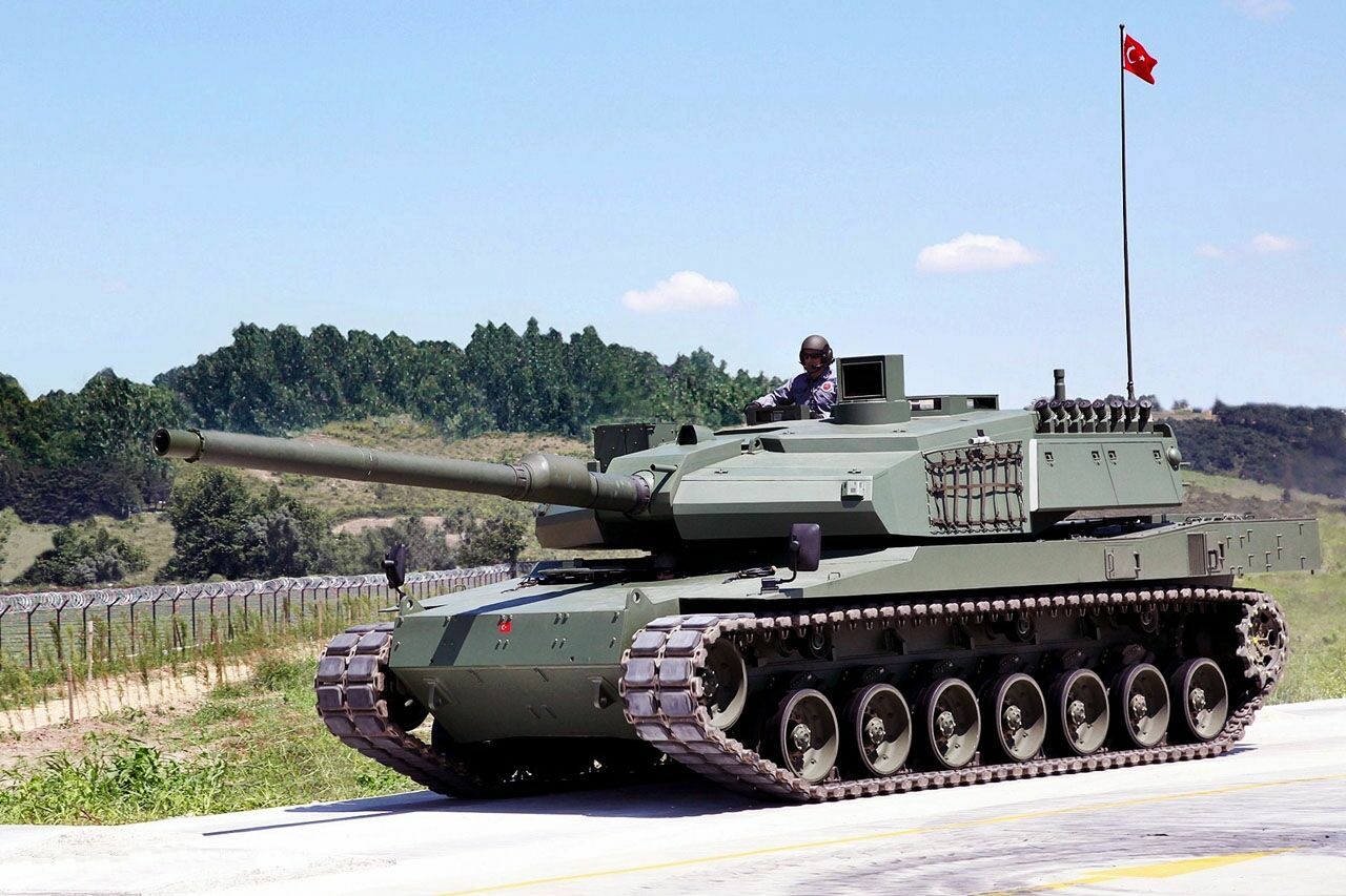 Конфликт нарастает: Турция перебрасывает свои танки к границе с Грецией