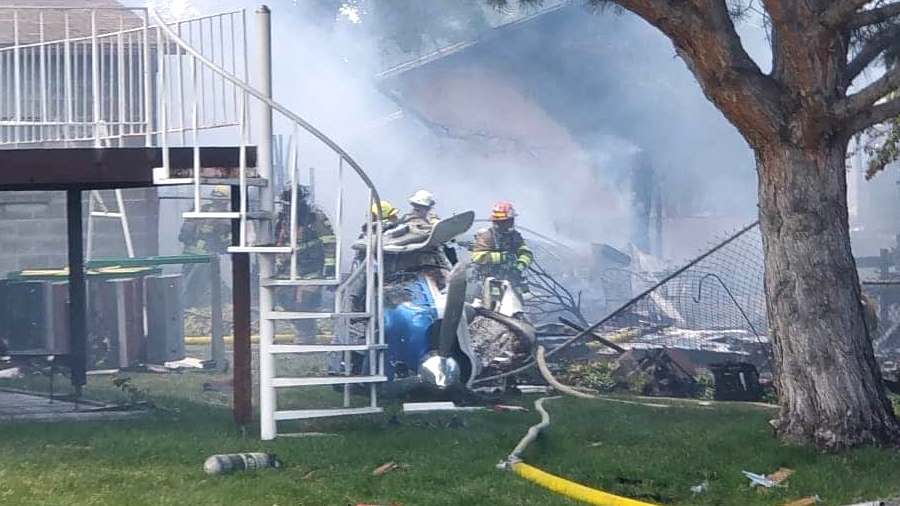 Двое взрослых и ребенок погибли в результате падения самолета на жилой дом в США