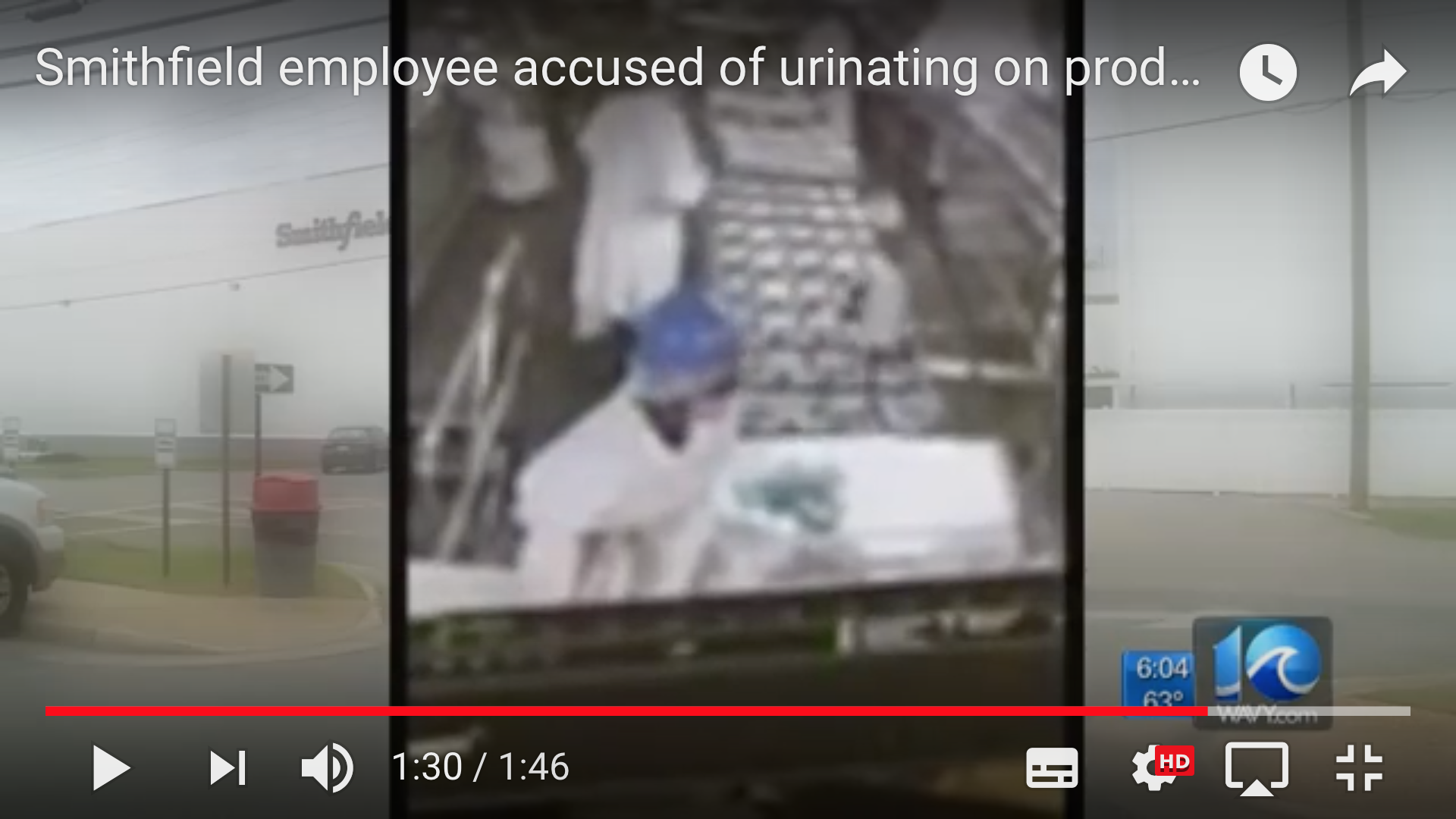 Американский скандал: рабочий мясокомбината мочится на конвейер (видео)