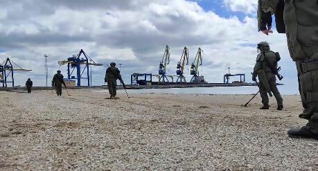 Российские военные завершили разминирование мариупольского порта