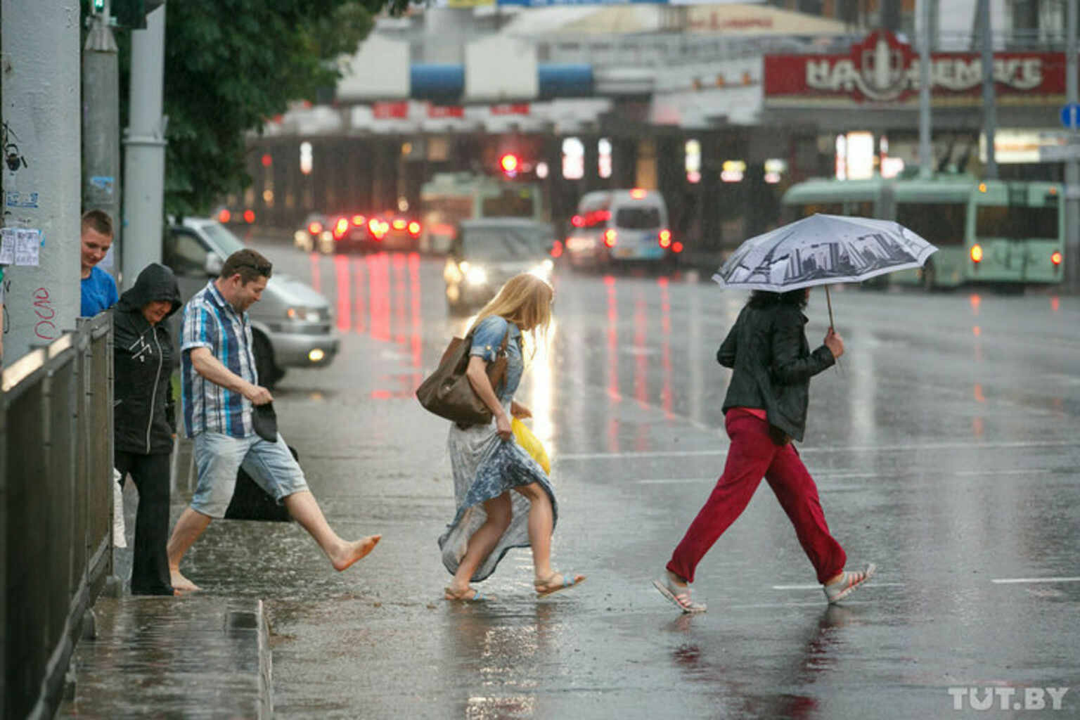 В Москве объявлен желтый уровень опасности из-за сильного ветра и грозы