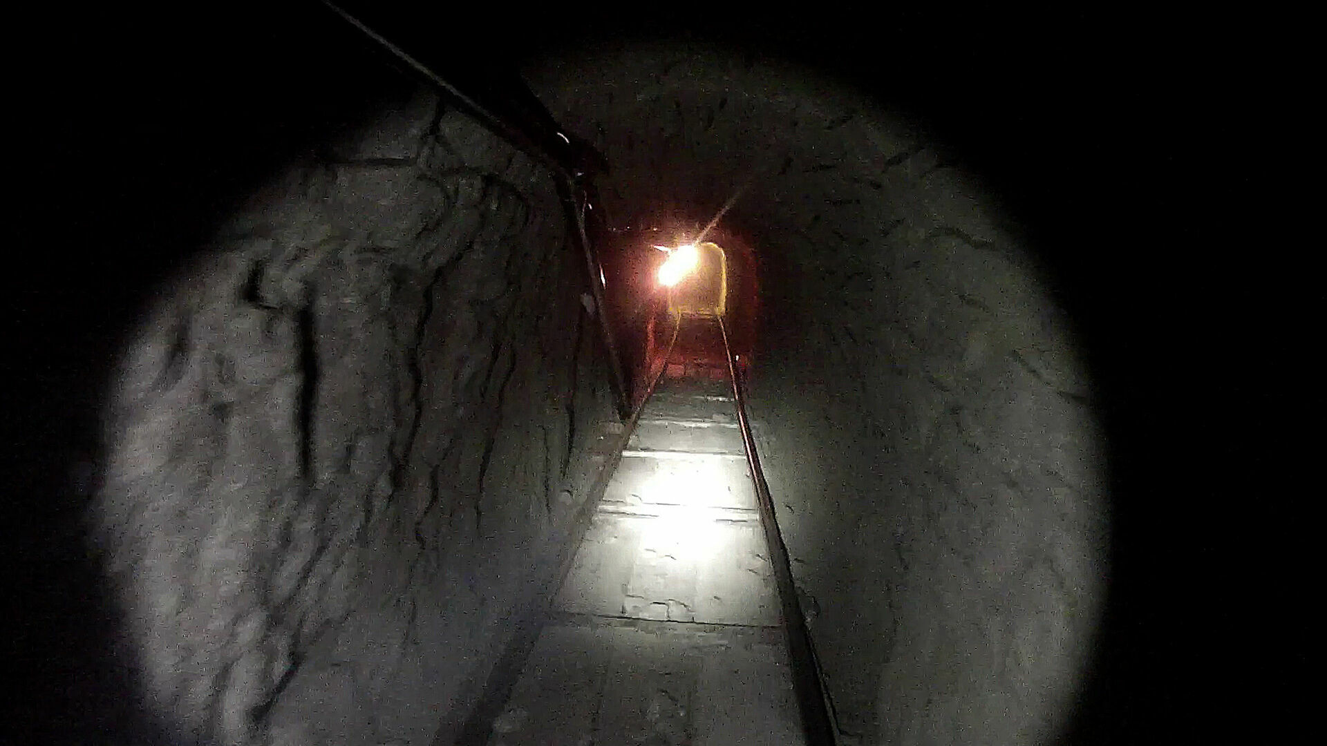 На границе США и Мексики обнаружили самый длинный тоннель с рельсами и лифтом